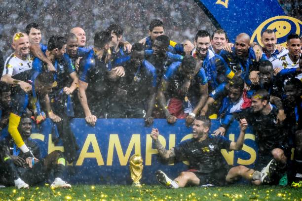 尽管岁月不 尽管岁月不